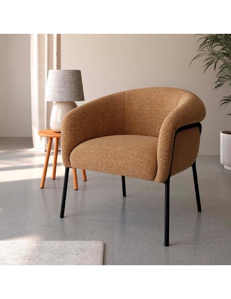 Butaca de diseño curvo Nora, tapizado ocre